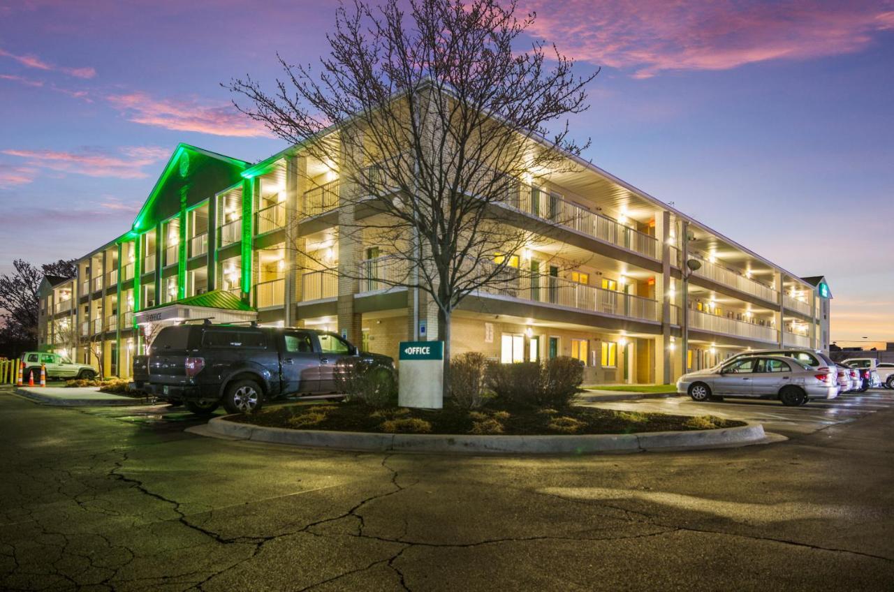 Hometowne Studios By Red Roof Detroit - Livonia Exterior photo