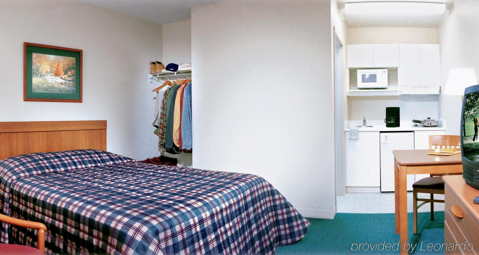 Hometowne Studios By Red Roof Detroit - Livonia Room photo